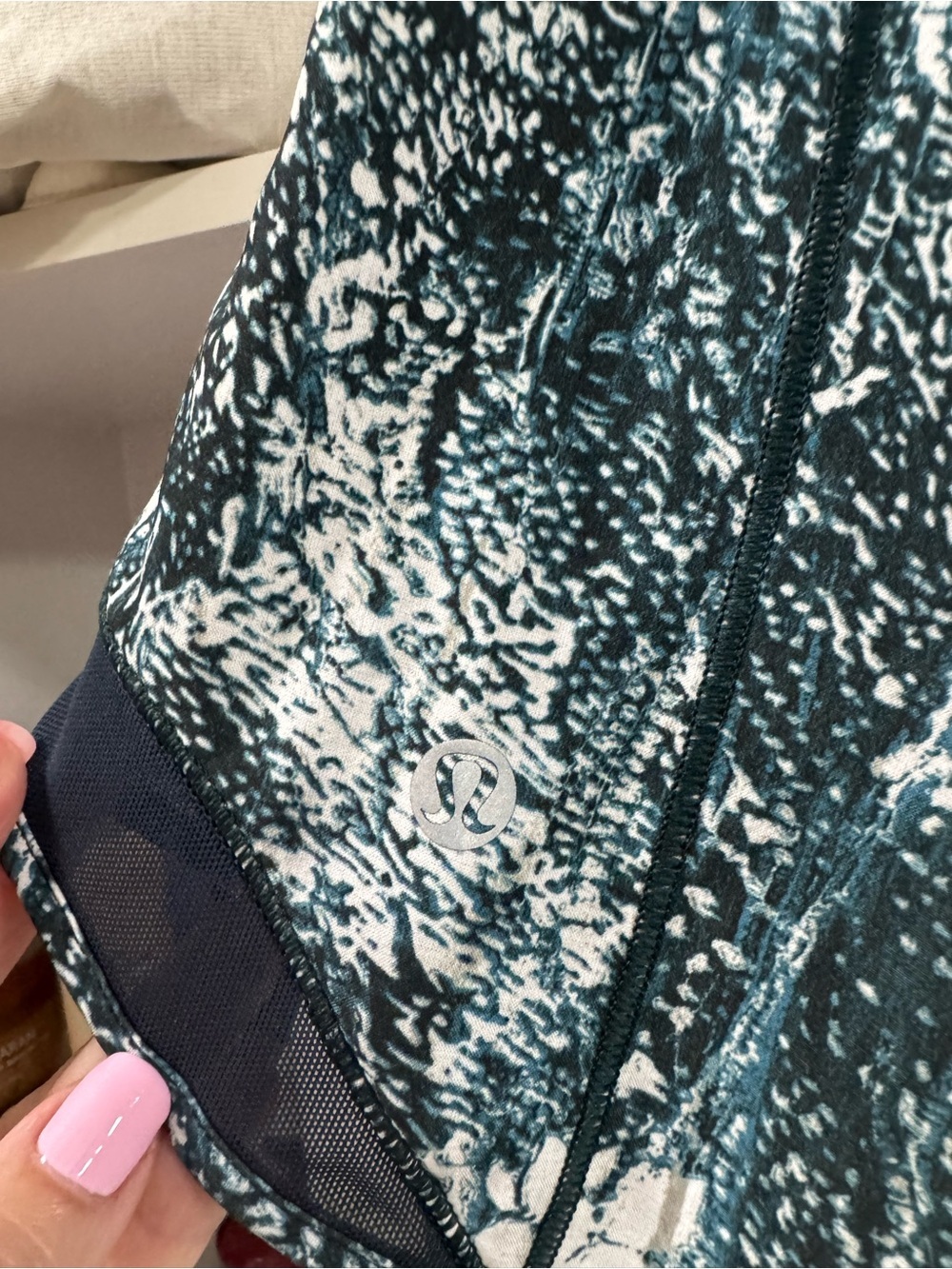 Lululemon Hotty Hot Running Shorts Size 6 | Green Floral Print | Built-In Liner - Picture 7 of 7